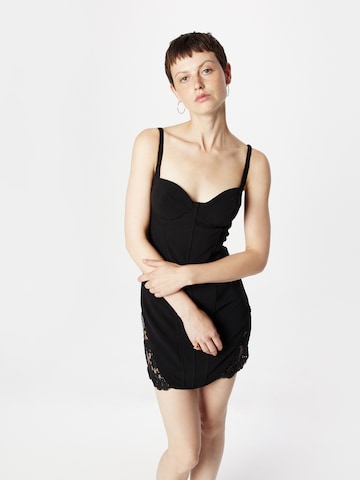 Rochie de la Nasty Gal pe negru: față