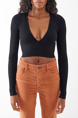 Top de la BDG Urban Outfitters pe negru: față