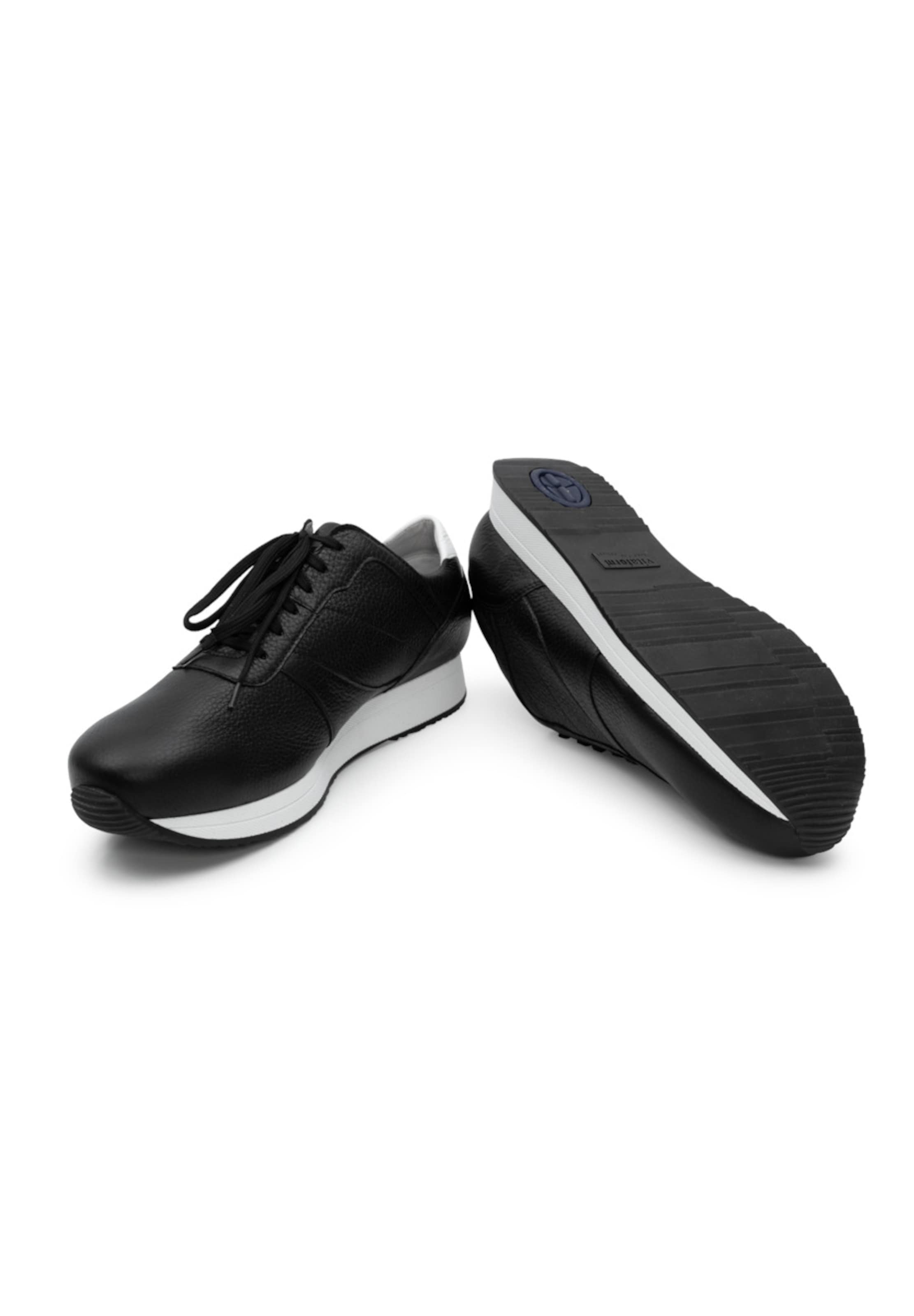 Sneaker bassa di VITAFORM in nero