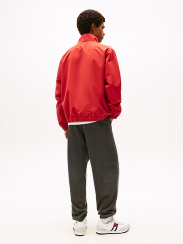 Tommy Jeans Демисезонная куртка 'ESSENTIAL' в Красный