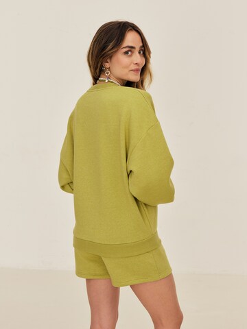 ABOUT YOU x Sofia TsakiridouSweater majica 'Zoe' - zelena boja