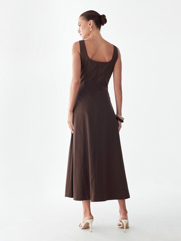St MRLO Společenské šaty 'Maizy' – hnědá: zadní strana