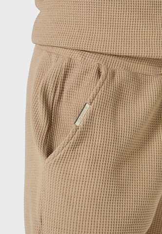 Tenue d'intérieur Tom Barron en marron : devant