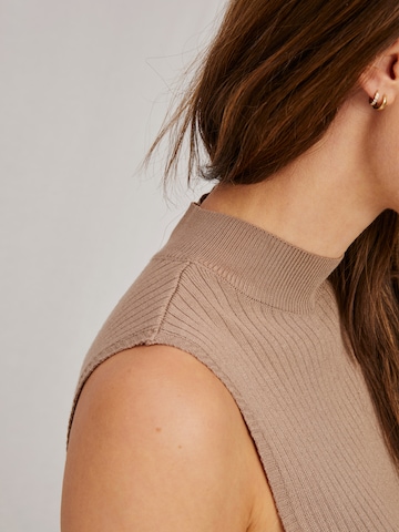 Pullover 'Effie' di A LOT LESS in beige