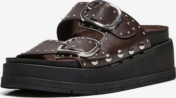 BershkaNatikače s potpeticom - smeđa boja: prednji dio