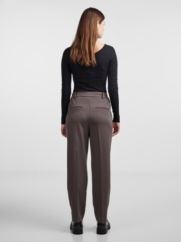 PIECES Loose fit Pleated Pants 'Camil' in Brown
