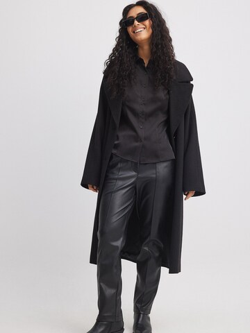 NA-KD Regular Hose in Schwarz