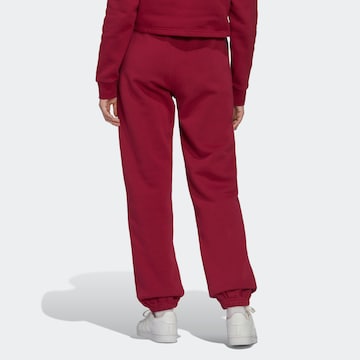 ADIDAS ORIGINALS Tapered Broek 'Adicolor Essentials Fleece' in Rood