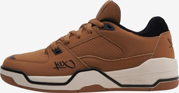 K1X Низкие кроссовки в Коричневый: спереди