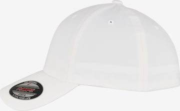 Cappello da baseball 'Alpha' di Flexfit in bianco