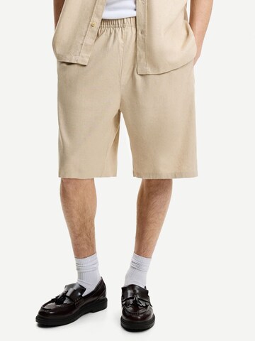 Bershka Loose fit Trousers in Beige: front