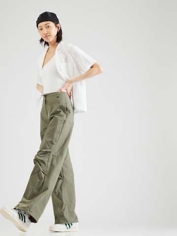 Calvin Klein Jeans Широка кройка Панталон в зелено