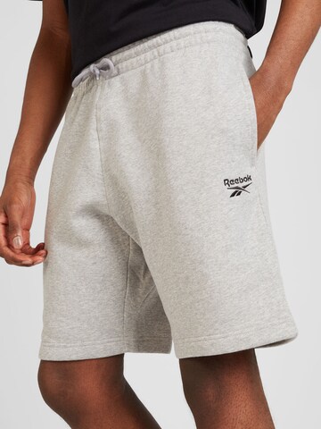 Reebok Regular Sportshorts in Grau