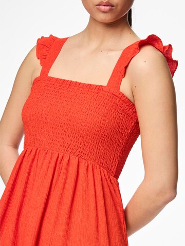 Robe 'LUNA' PIECES en rouge