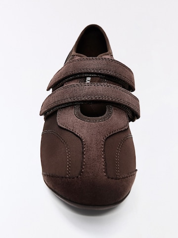 Bershka Sneakers laag in Bruin