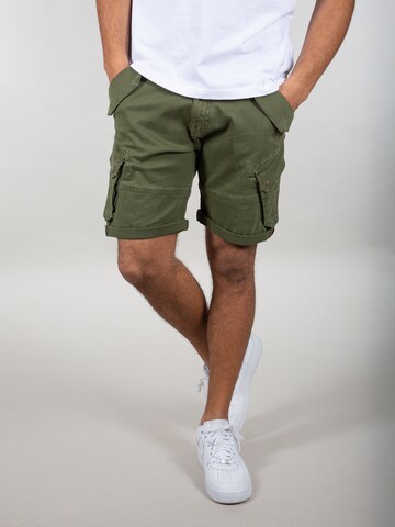 ALPHA INDUSTRIES - Slimfit Calças cargo em verde