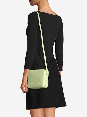 Calvin Klein Чанта с презрамки в зелено