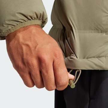 ADIDAS SPORTSWEAR - Casaco outdoor 'Helionic' em verde