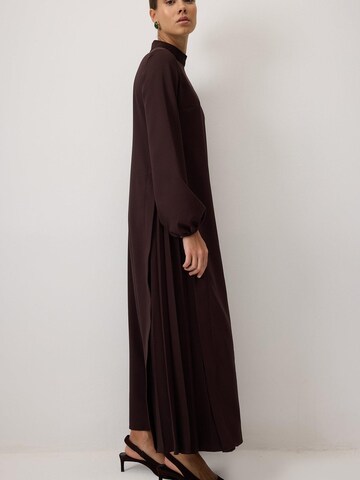 Touché Privé Jurk 'Pleated Crepe Dress' in Bruin