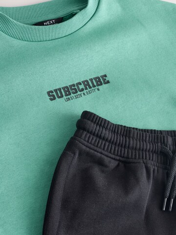 Set de la Next pe verde