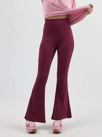 Hiccup - Calças em vermelho: frente