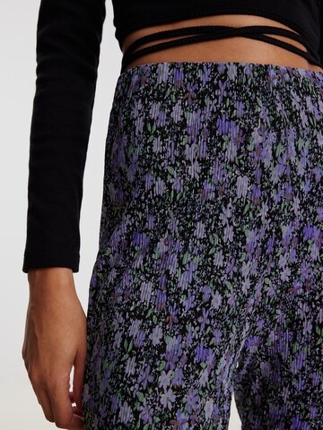 Coupe slim Pantalon 'YOLANDA' EDITED en violet