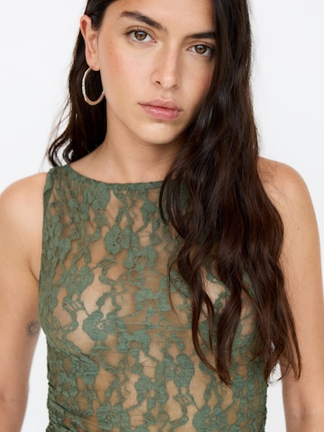 Top de la Pull&Bear pe verde