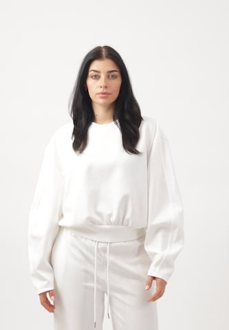Elara Sweatshirt in White: front