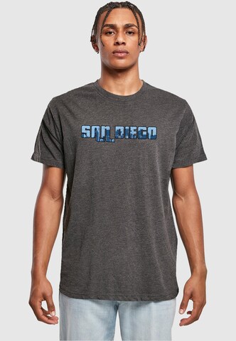 Merchcode T-Shirt  'Grand San Diego Skyline' in Grau: Vorderseite