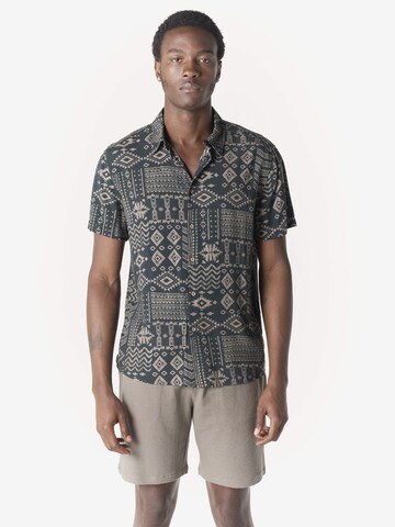 KOROSHI - Ajuste regular Camisa en negro: frente