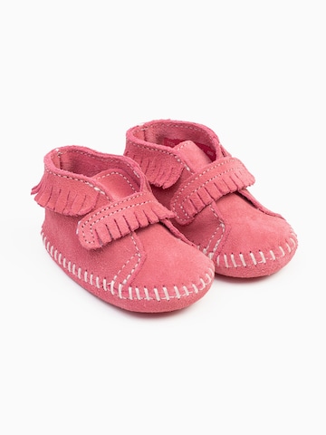 Stivale 'Front Strap' di Minnetonka in rosa