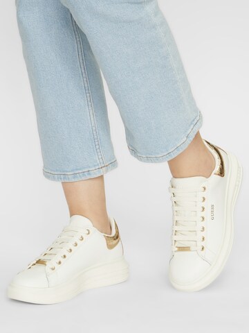 GUESS حذاء رياضي بلا رقبة 'SALERNO' بلون أبيض: الأمام