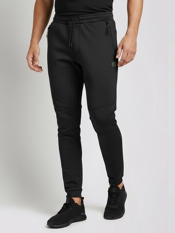 SUPERREBEL® GEAR Regular Sporthose 'ROBERT_'‌‌‌‌‌‌‌‌‌ in Schwarz: Vorderseite