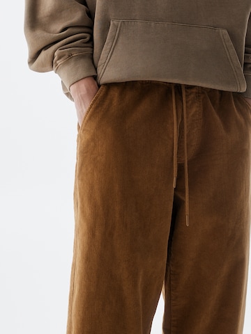 Loosefit Pantalon Pull&Bear en marron