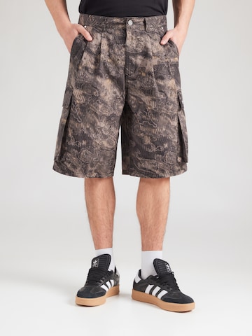 ADIDAS ORIGINALS Свободный крой Брюки-карго 'Adilenium Season 5' в Серый: спереди