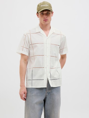 JACK & JONES - Ajuste confortable Camisa 'JORSUMMER LUKE' en blanco: frente