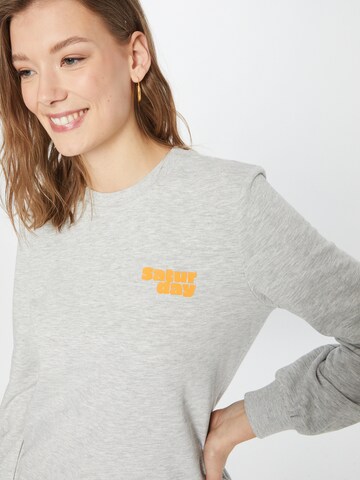 ONLY - Sweatshirt 'WEEKDAY' em cinzento