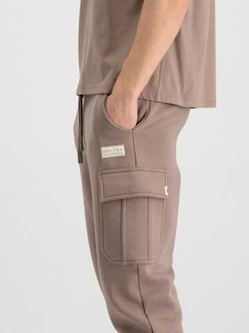 Effilé Pantalon cargo 'Organics' ALPHA INDUSTRIES en marron