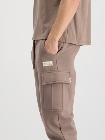 Tapered Pantaloni cargo 'Organics' di ALPHA INDUSTRIES in marrone