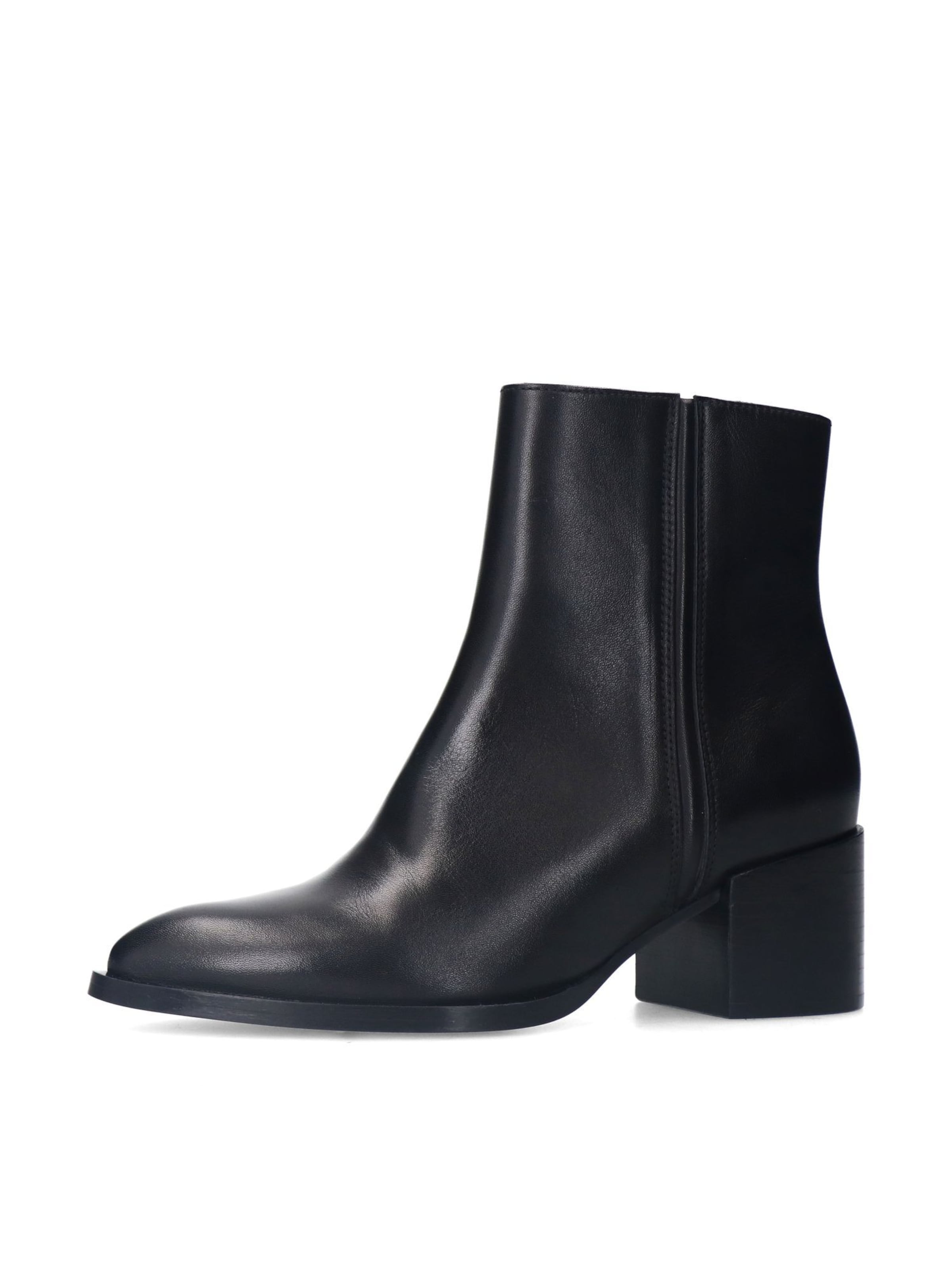 MANFIELD Booties in Black: front