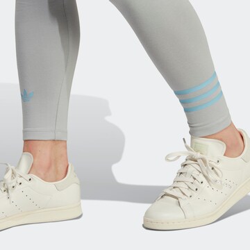 ADIDAS ORIGINALS Skinny Κολάν 'Adicolor Neuclassics' σε γκρι