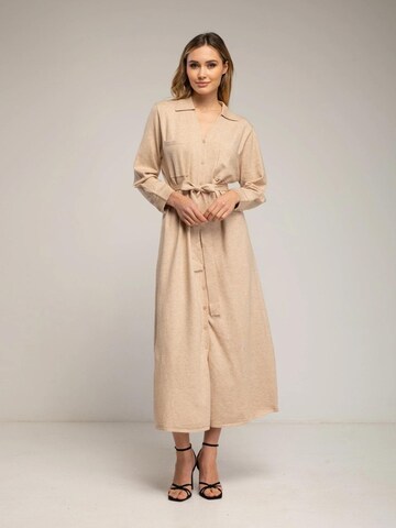 Robes en maille 'Vestido camisero de punto largo con bolsillos en el pecho y cinturon. (BEIGE)' Tantra en beige