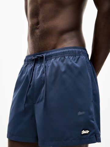 Pull&Bear Badeshorts in Blau