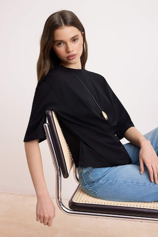 Trendyol - Camiseta en negro: frente