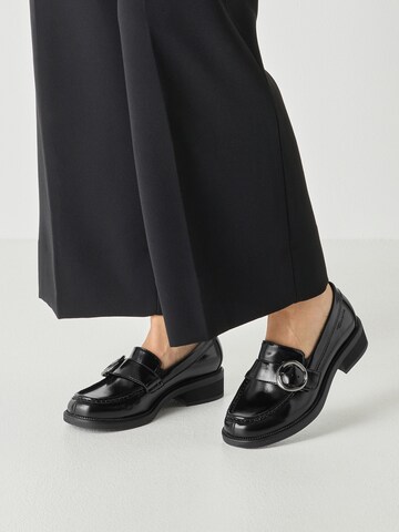 Chaussure basse Tamaris en noir : devant