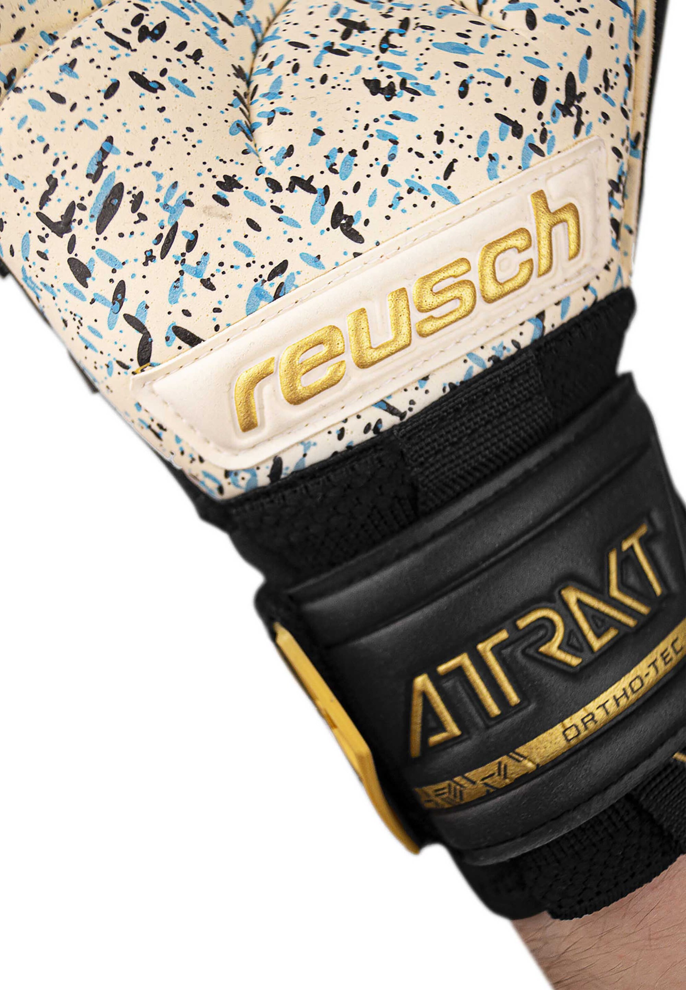 REUSCH Sports gloves 'Attrakt Freegel Fusion' in Black