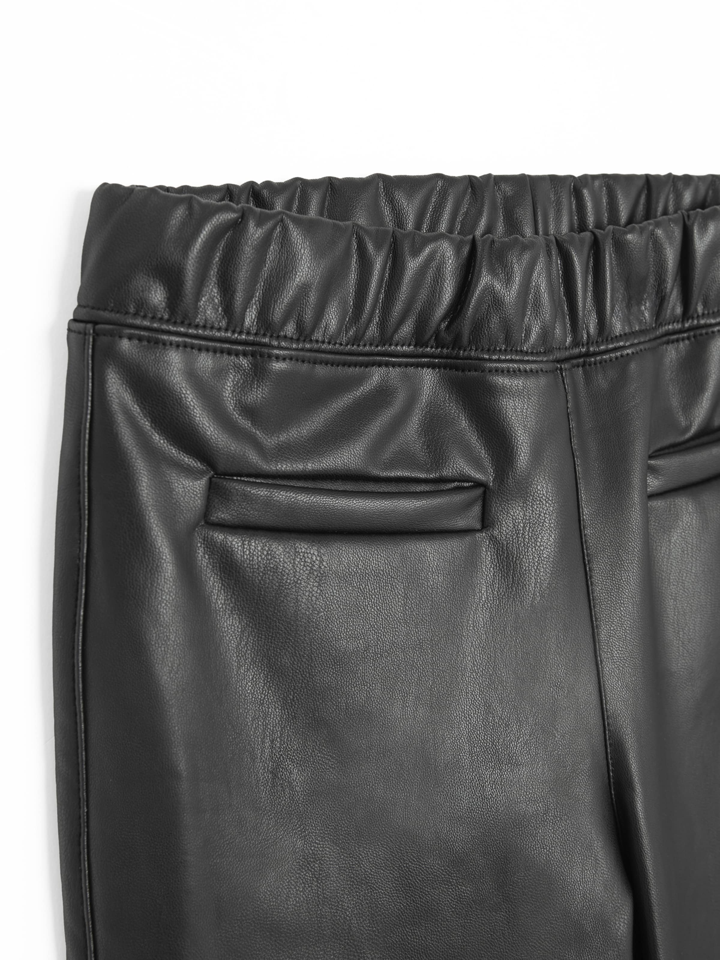 Cool Club Levenevä Housut värissä musta