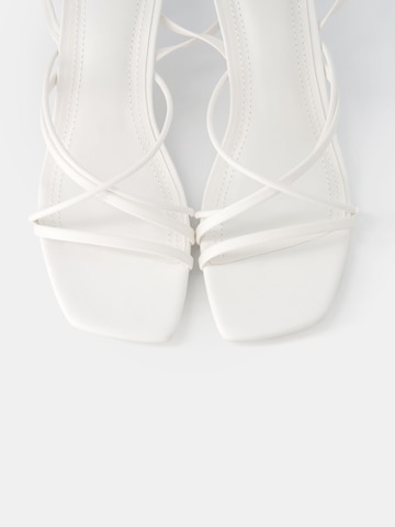 Sandales à lanières Bershka en blanc