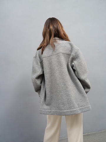 A LOT LESS - Chaqueta de entretiempo 'Nicky' en gris