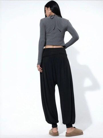 Tapered Pantaloni 'Hose' de la Busem pe negru